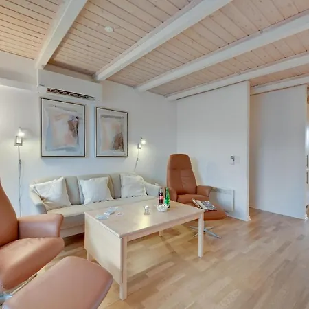 Hus R * Henne Strand